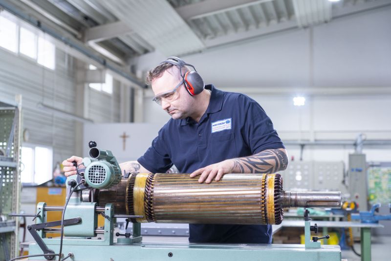 Mitarbeiter von Mock & Schlögel prüft Elektromotor